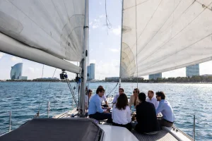 Grup de professionals en una reunió de treball a bord d’un veler davant la costa de Barcelona
