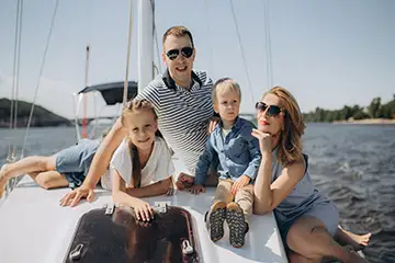 Familie genießt einen Segelausflug