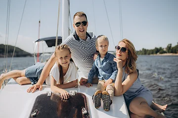 Familia disfrutando de un paseo en velero