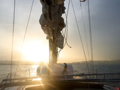Atardecer en barco por Barcelona con barra libre