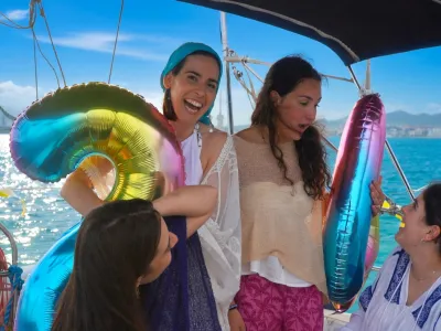 Passeig en vaixell per l’skyline de Barcelona en grup reduït