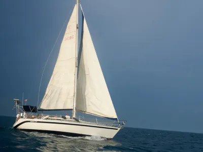 Velero de charter navegando en mar tranquilo