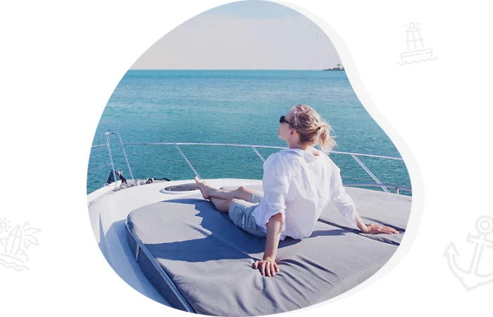 sra sentada en barco